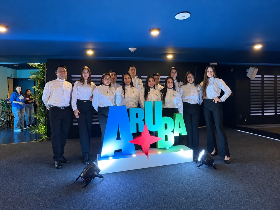 Equipo junto a los elementos de marca de Aruba