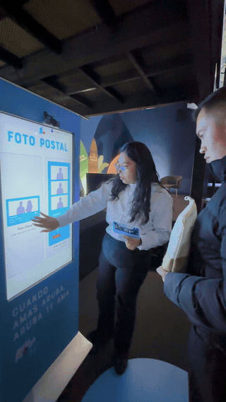 Participantes utilizando la experiencia de photobooth