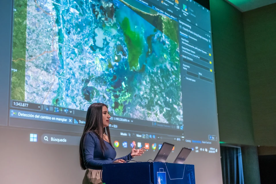 CRU Esri · Medellín · 2025 · fotografía 4